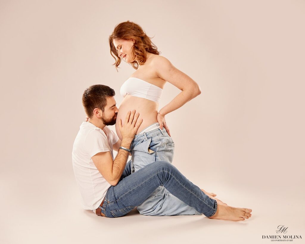 Portrait de grossesse: Tendresse et amour à Strasbourg - Damien Molina - Photographe Photo d'un couple enceint, le futur papa embrassant le ventre de sa compagne avec une lumière douce, capturée lors d'une séance à Strasbourg.