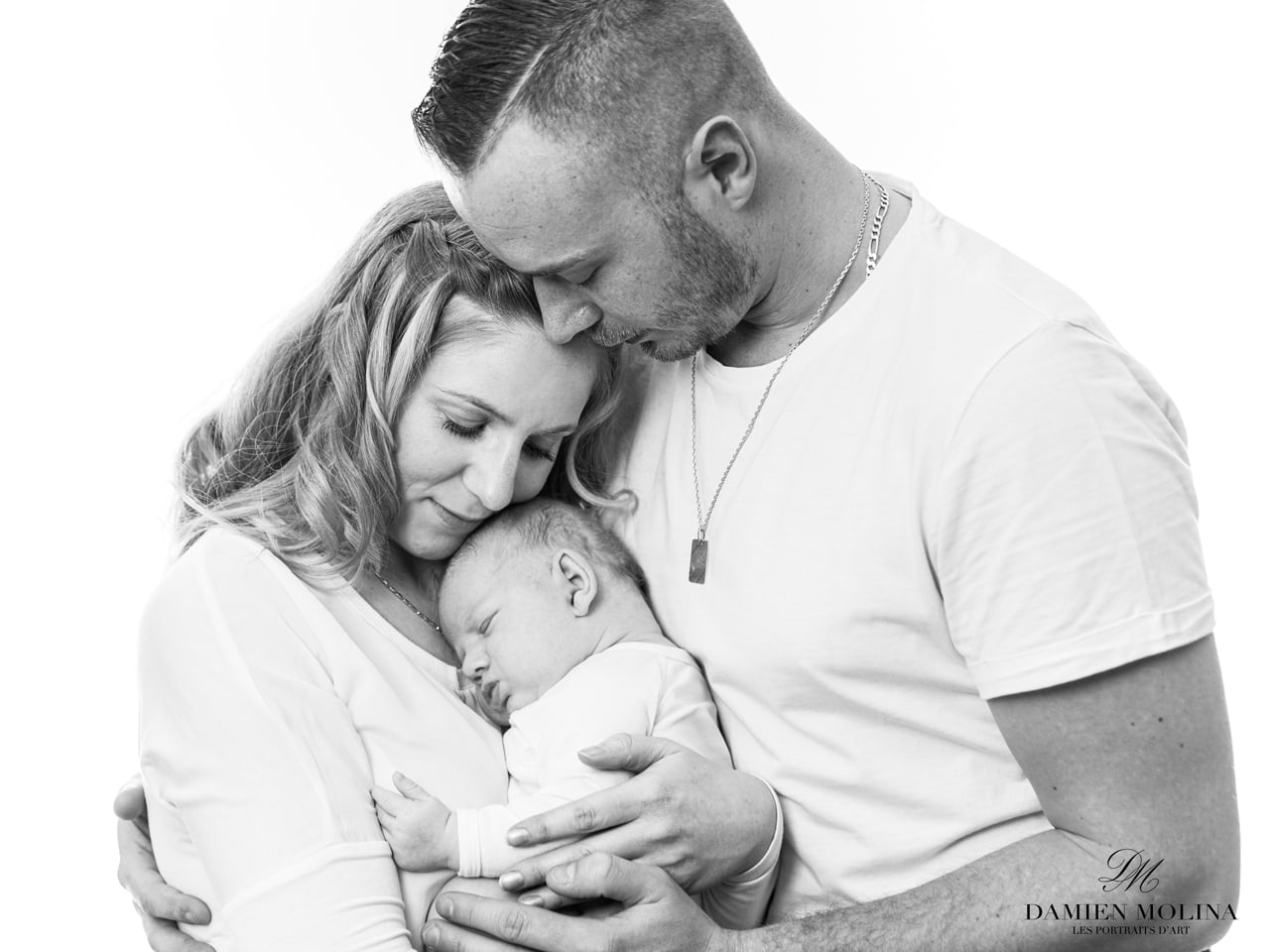 Portrait tendre de famille avec bébé à mundolsheim (67) - Damien Molina - Photographe photographe bebe strasbourg noir et blanc 9