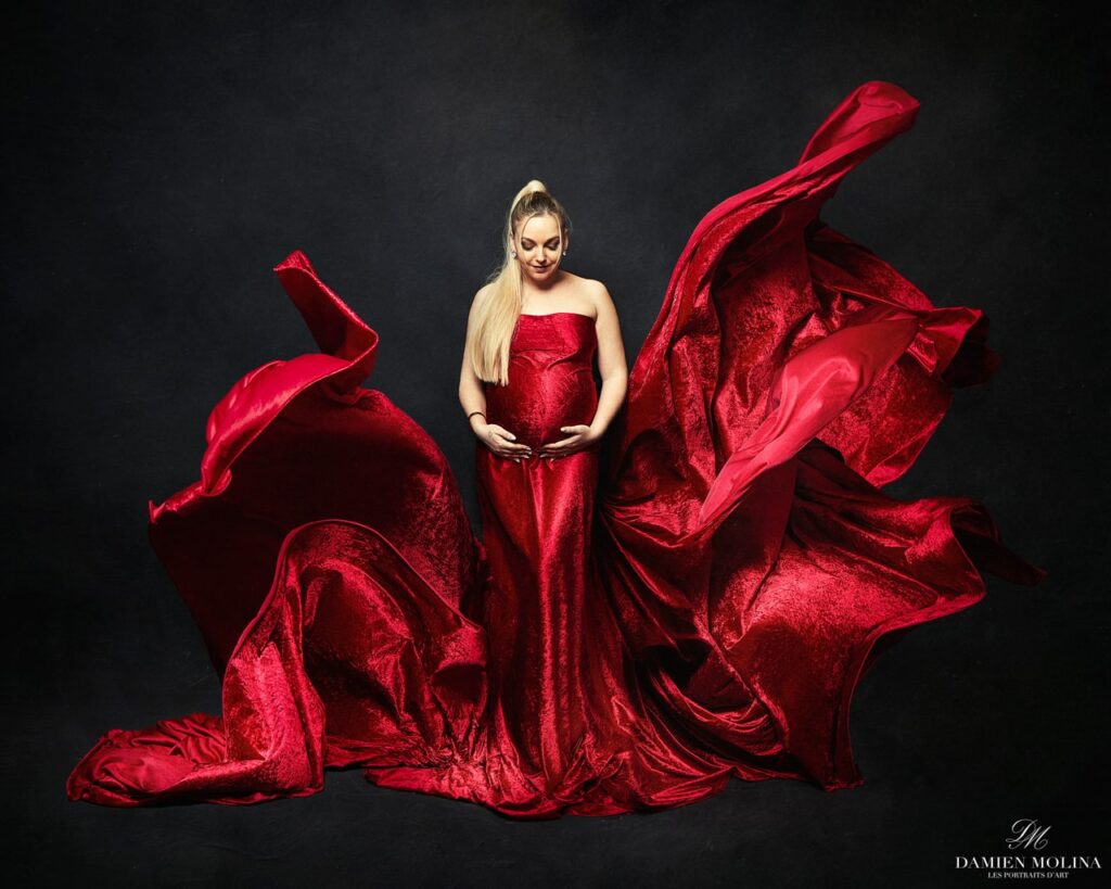 Portrait de grossesse artistique en robe rouge fluide à Strasbourg - Damien Molina - Photographe photographe grossesse alsace voile 3