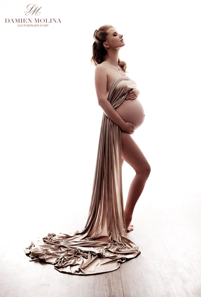 Portrait de grossesse avec drapé doré en studio à Strasbourg - Damien Molina - Photographe photographe grossesse strasbourg
