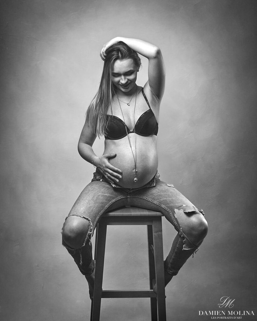 Portrait de grossesse façon magazine en noir et blanc à Haguenau (67) - Damien Molina - Photographe photographe grossesse strasbourg assise 2