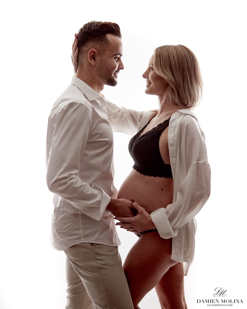 Portrait de couple élégant et tendre pendant la grossesse à Strasbourg - Damien Molina - Photographe photographe grossesse strasbourg couple 1