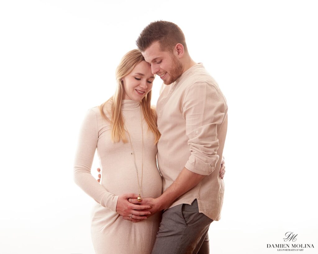 Portrait de grossesse lumineux et complice à Strasbourg (67) - Damien Molina - Photographe photographe grossesse strasbourg couple 4