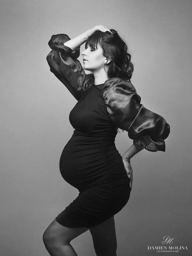 Portrait artistique de grossesse en noir et blanc en Alsace - Damien Molina - Photographe photographe grossesse strasbourg mode