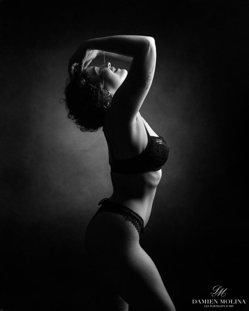 Portrait charme en noir et blanc avec lingerie noire en Alsace - Damien Molina - Photographe Portrait artistique en noir et blanc d’une femme en lingerie noire, capturé lors d’une séance photo charme élégante en Alsace.