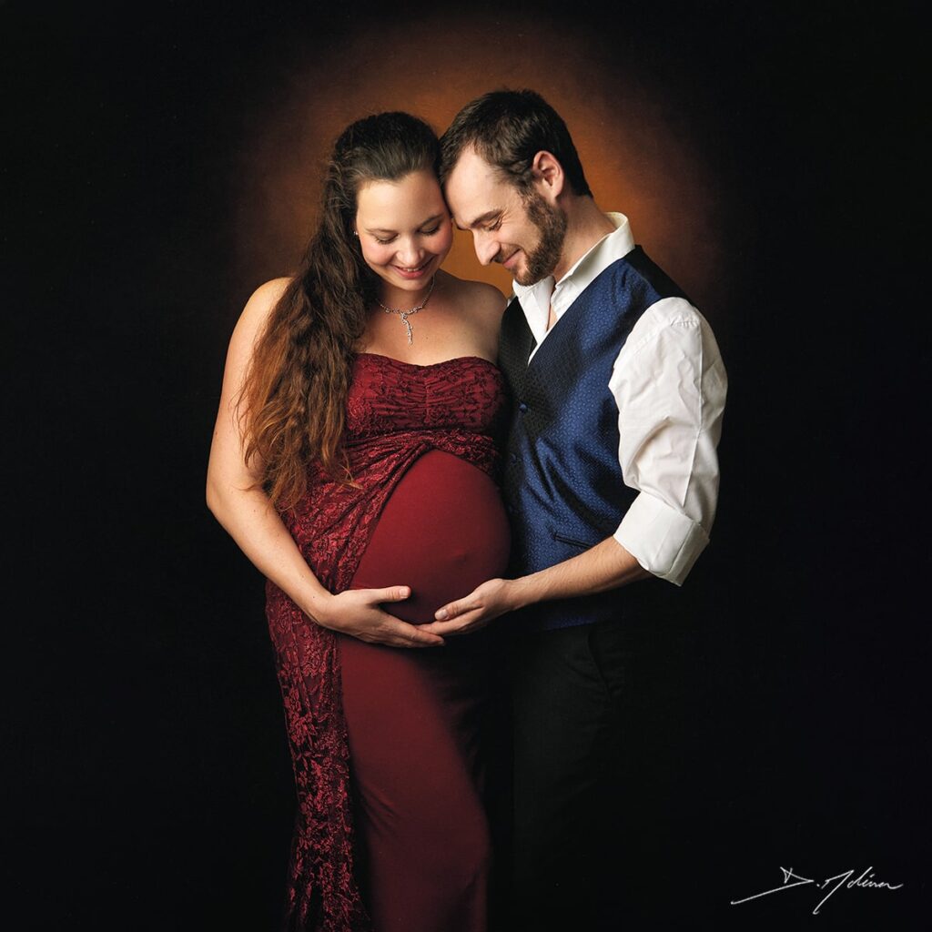 Portrait de grossesse en couple avec robe bordeaux à Strasbourg, Bas-Rhin (67) - Damien Molina - Photographe Portrait artistique d’un couple, la future maman en robe bordeaux et le futur papa en gilet bleu, capturé en studio à Strasbourg, Bas-Rhin (67).