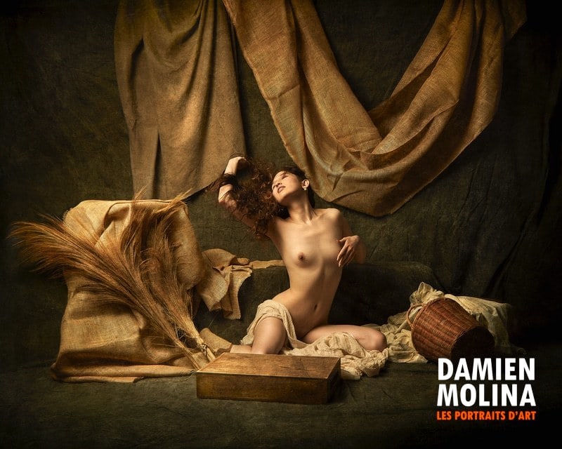nu-pictural-assise-sol-drapes-effet-peinturew - Damien Molina - Photographe