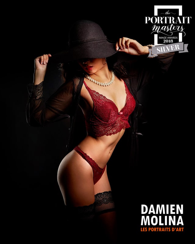 portraitmaster2018-boudoir-clair-obscur-lingerie-rouge-chapeau-noir - Damien Molina - Photographe portraitmaster2018-boudoir-clair-obscur-lingerie-rouge-chapeau-noir