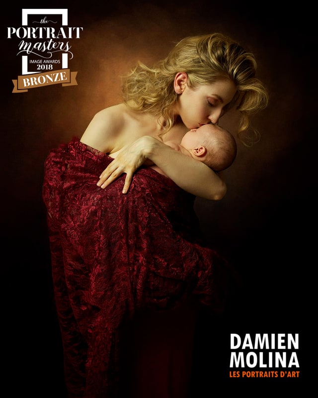 portraitmaster2018-maman-robe-rouge-embrasse-bebe - Damien Molina - Photographe Maître photographe Strasbourg