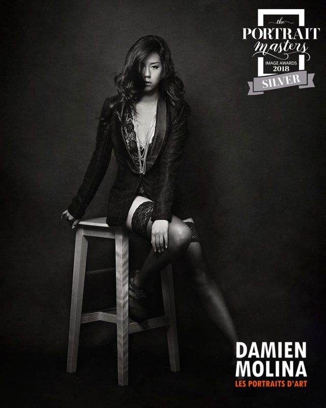 portraitmaster2018-noir-blanc-glamour-femme-assise - Damien Molina - Photographe maître photographe strasbourg