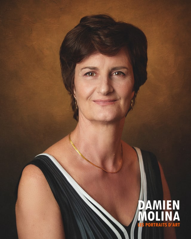 Signer les photos 4 - Damien Molina - Photographe Portrait of a smiling middle-aged woman with short dark hair, wearing a black sleeveless dress with white trim and a gold necklace.