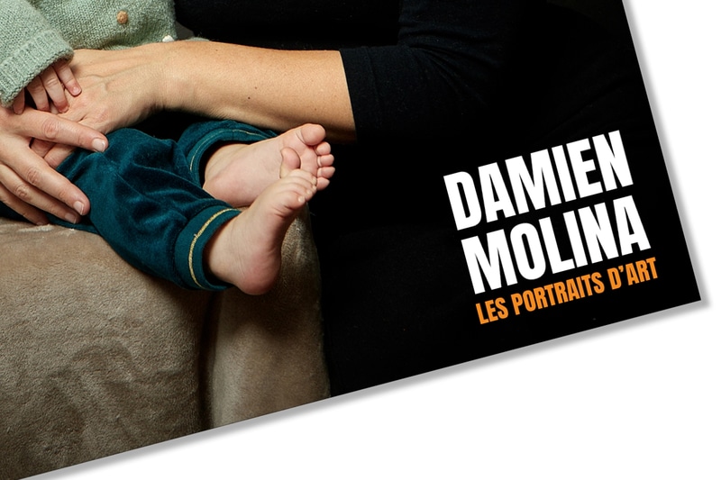 Signer les photos 8w - Damien Molina - Photographe Promotional poster showing a baby's feet and an adult's arm, with bold white text 'DAMIEN MOLINA' and orange subtitle 'LES PORTRAITS D'ART'