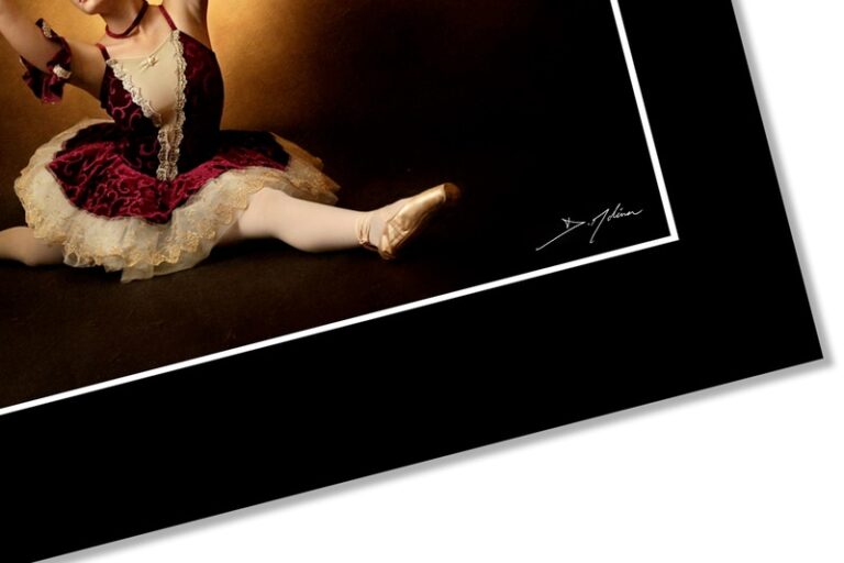 Signer les photos 9w - Damien Molina - Photographe Dancer in a burgundy velvet tutu with lace trim, seated in pointe shoes on a dark backdrop; framed art print with a signature on the border.