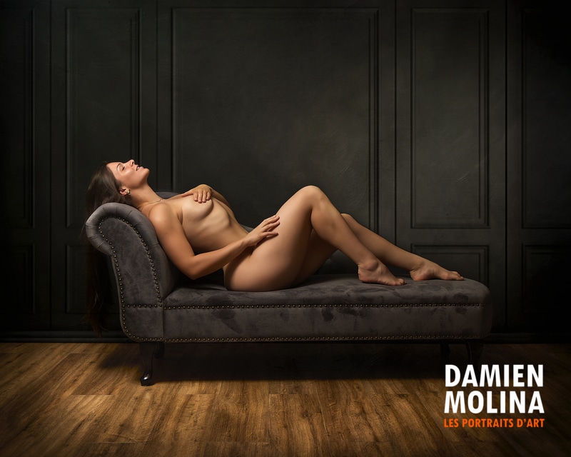 Nu artistique studio privé - Damien Molina Strasbourg - Damien Molina - Photographe Femme allongée sur méridienne velours, nu artistique en studio - photographe nu artistique Strasbourg Damien Molina