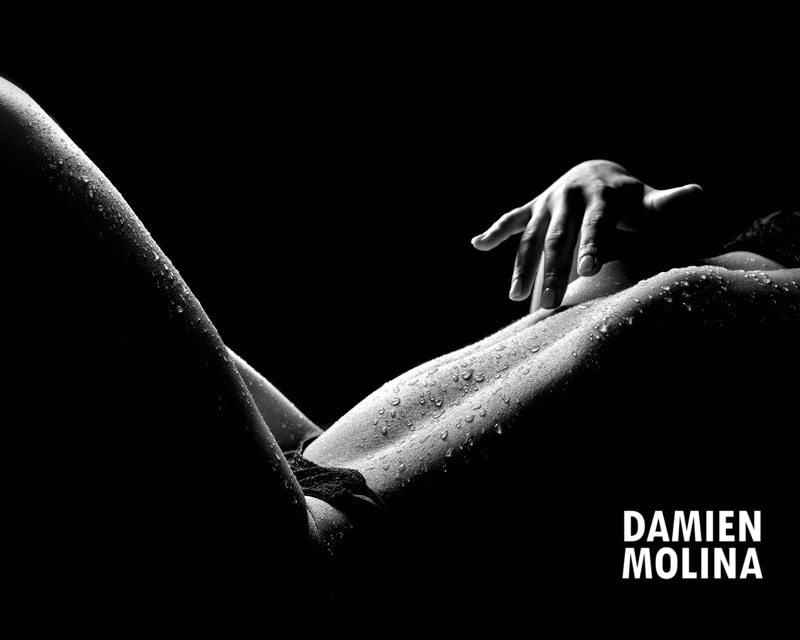 Photo boudoir artistique corps - Damien Molina Strasbourg - Damien Molina - Photographe Détail corps féminin avec gouttes d'eau, noir et blanc - photo boudoir artistique studio Damien Molina Strasbourg