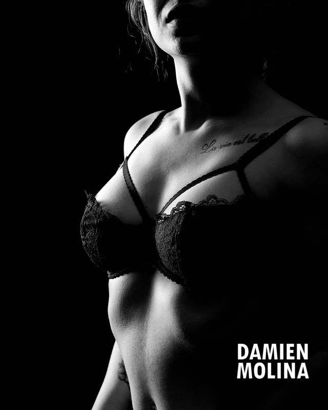 Portrait boudoir lingerie noire - Damien Molina photographe - Damien Molina - Photographe Portrait boudoir femme en lingerie noire dentelle, noir et blanc - séance boudoir studio privé Strasbourg