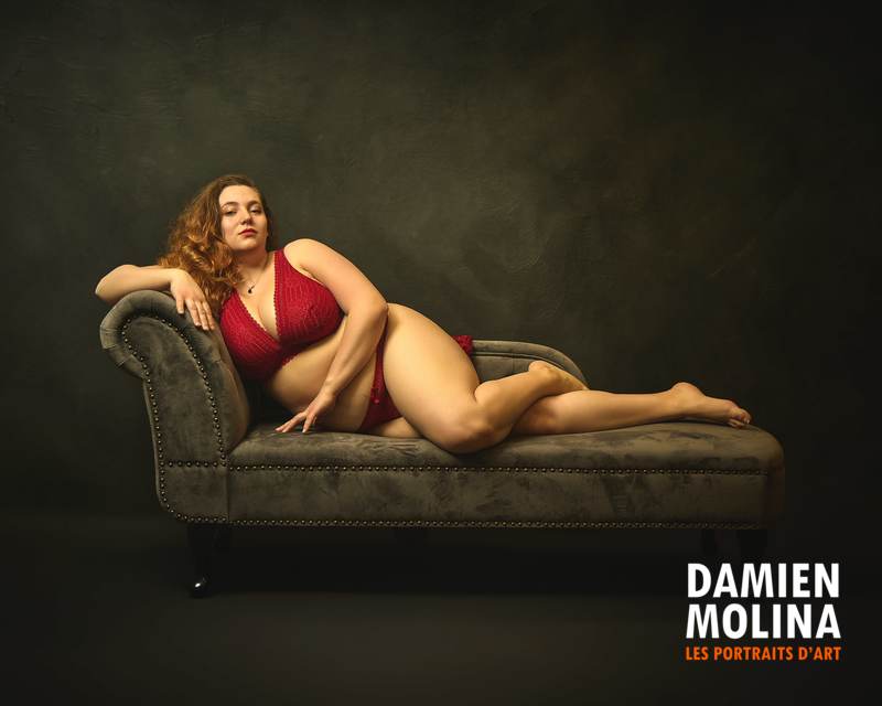 Séance boudoir méridienne studio - Damien Molina Les Portraits d'Art - Damien Molina - Photographe Femme allongée sur méridienne en lingerie rouge corps entier - séance photo boudoir studio Strasbourg Damien Molina